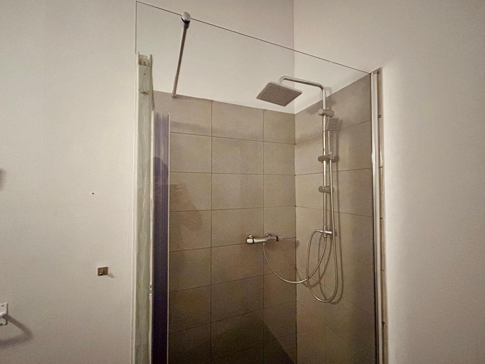 European District Hostel ブリュッセル エクステリア 写真
