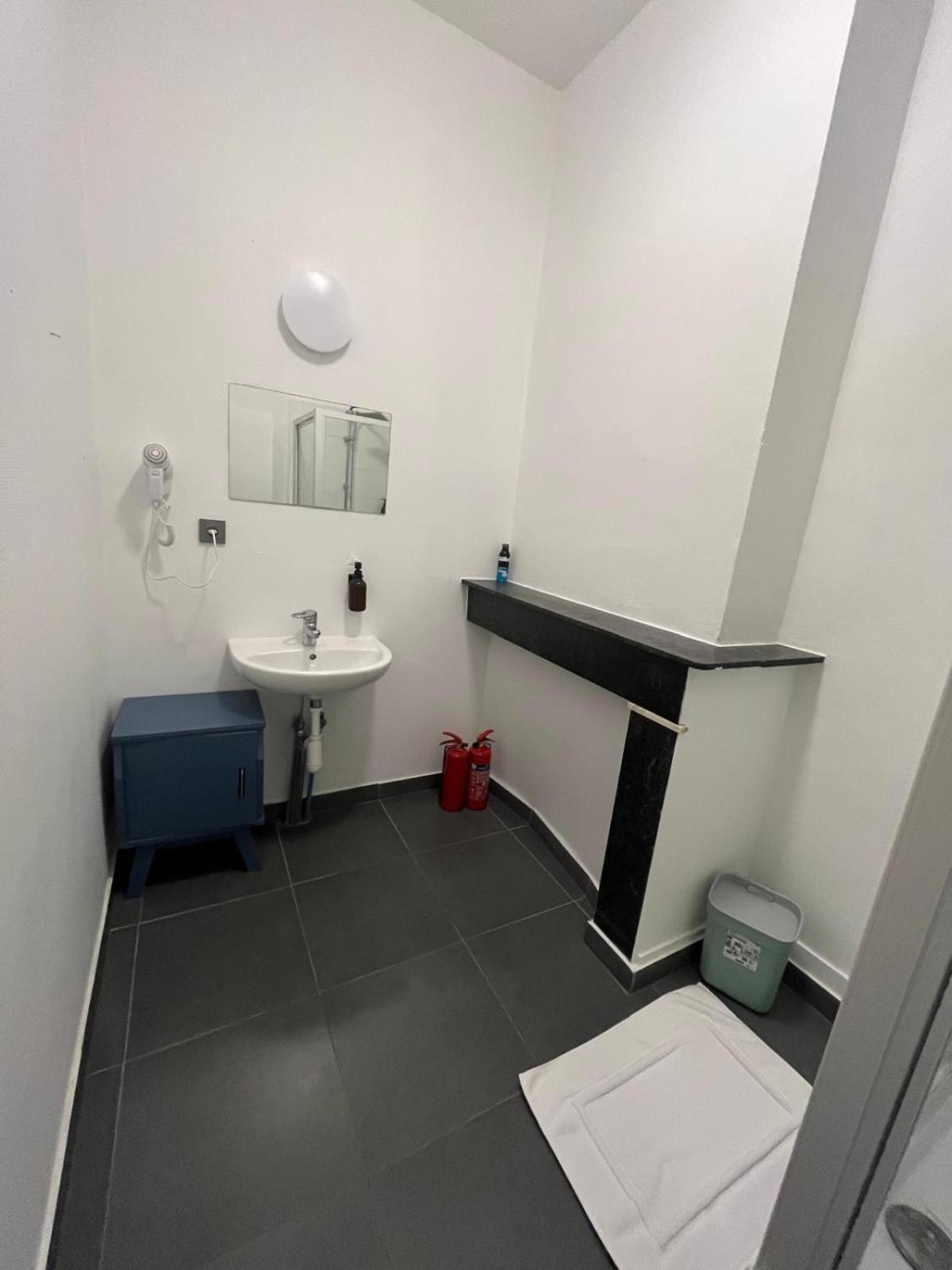 European District Hostel ブリュッセル エクステリア 写真