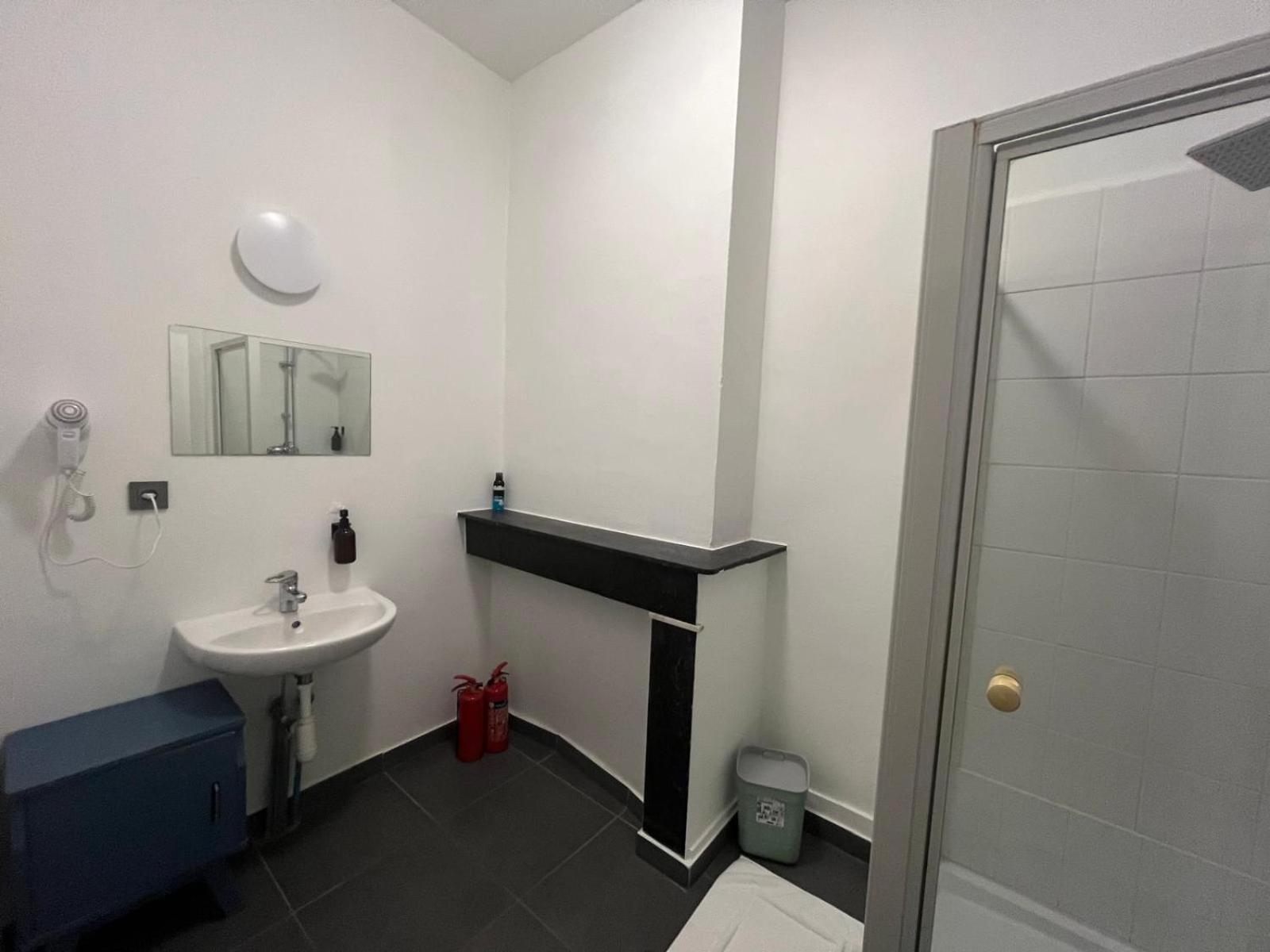 European District Hostel ブリュッセル エクステリア 写真